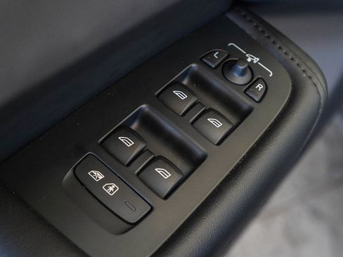 Used 2025 Volvo XC60 B5 Plus image 22