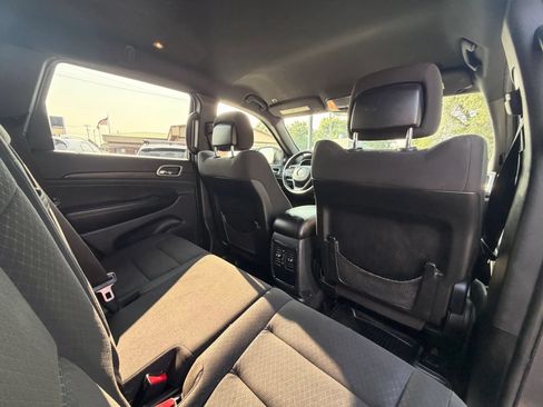 Used 2018 Jeep Grand Cherokee Laredo AWD/4WD image 23
