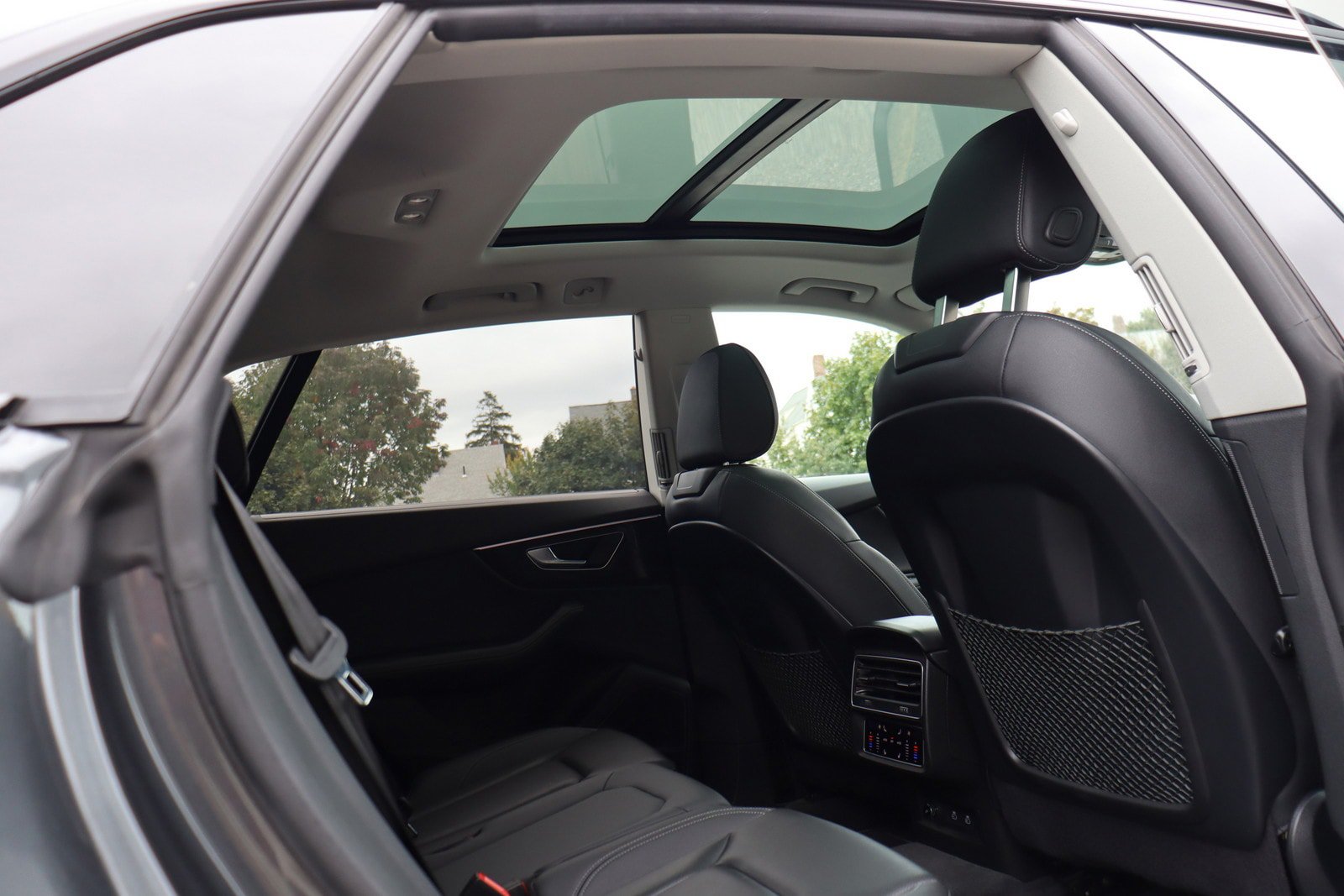 Used 2023 Audi Q8 Premium Plus w/ Premium Plus Package AWD/4WD image 16