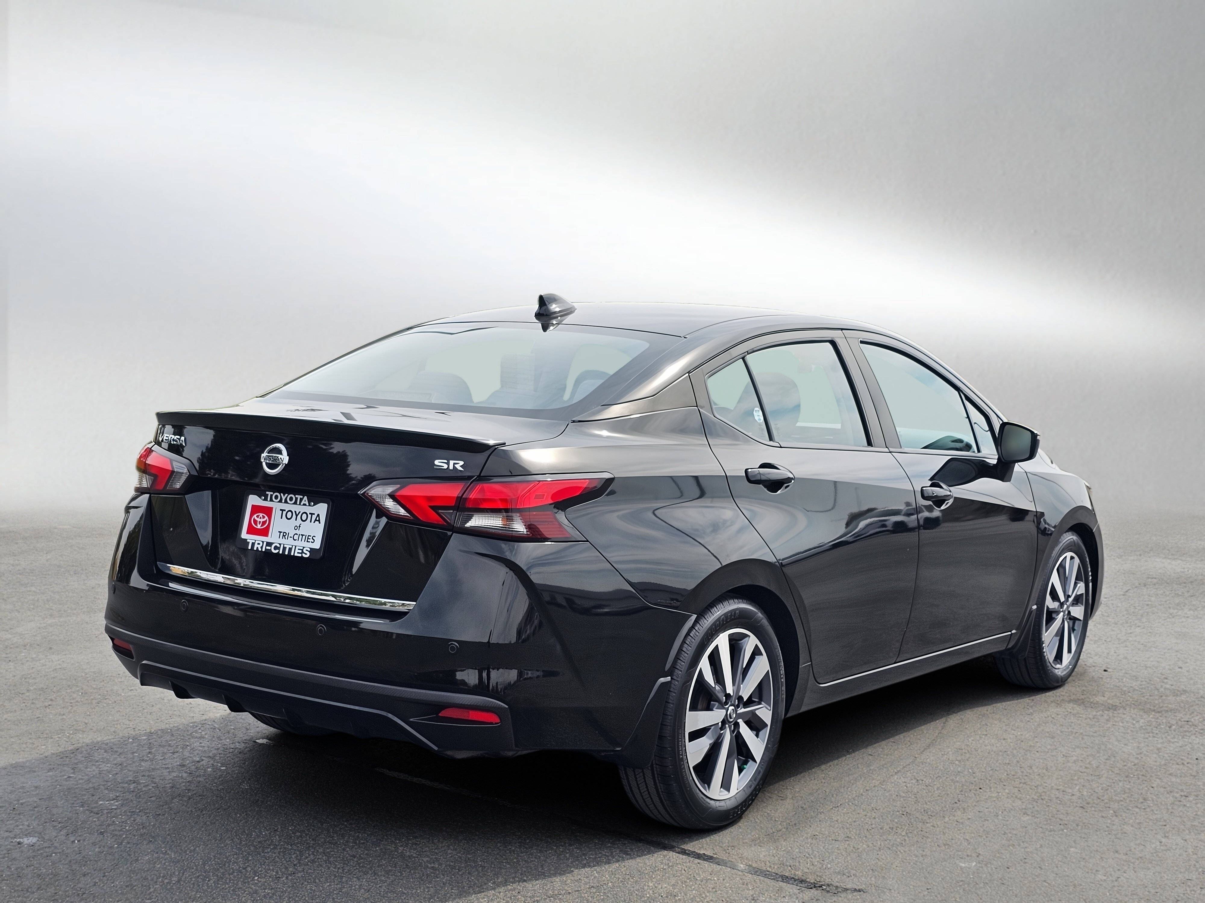 Used 2020 Nissan Versa SR FWD image 5