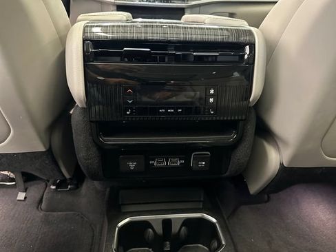 Used 2022 Jeep Wagoneer Series III w/ Premium Group I AWD/4WD image 32