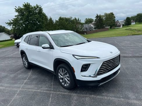 Used 2025 Buick Enclave Preferred FWD image 1