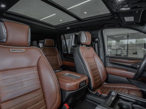 Used 2024 GMC Yukon XL Denali Ultimate AWD/4WD image 32