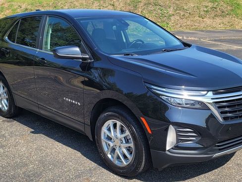 Used 2023 Chevrolet Equinox LT w/ Driver Convenience Package image 2