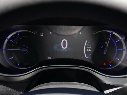 Used 2025 Chrysler Pacifica Pinnacle FWD image 17