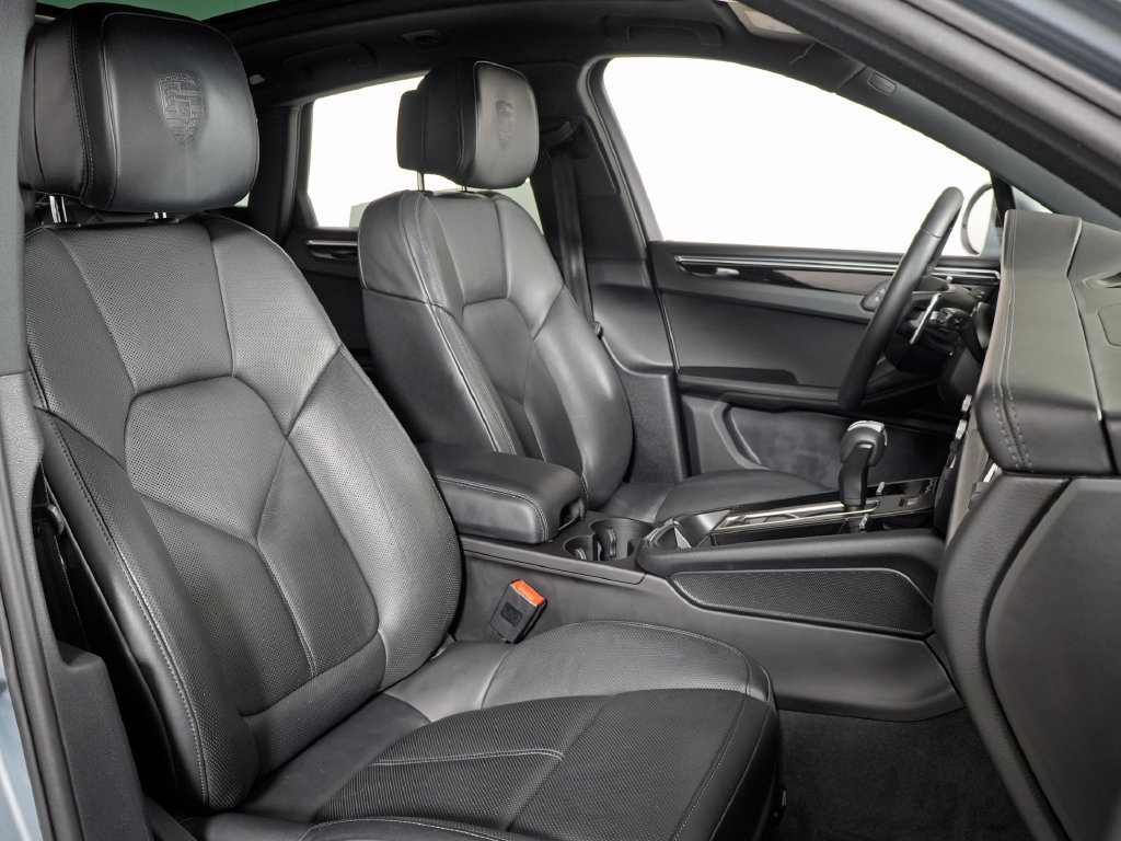 Certified 2025 Porsche Macan w/ Premium Package Plus AWD/4WD image 44