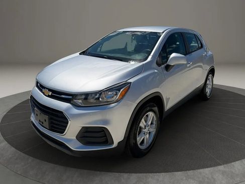 Used 2020 Chevrolet Trax LS FWD image 2