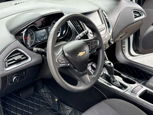 Used 2018 Chevrolet Cruze LT w/ Redline Edition FWD image 4