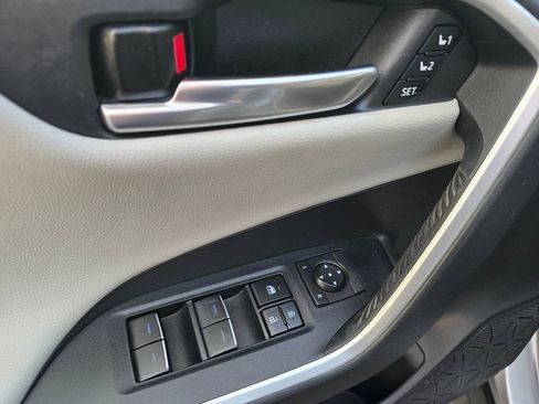 Used 2022 Toyota RAV4 Limited AWD/4WD image 16