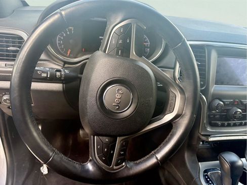Used 2018 Jeep Grand Cherokee Laredo RWD image 13