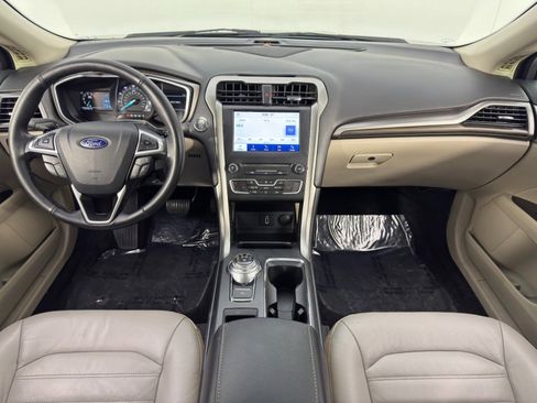 Used 2017 Ford Fusion SE w/ Fusion SE Technology Package image 12