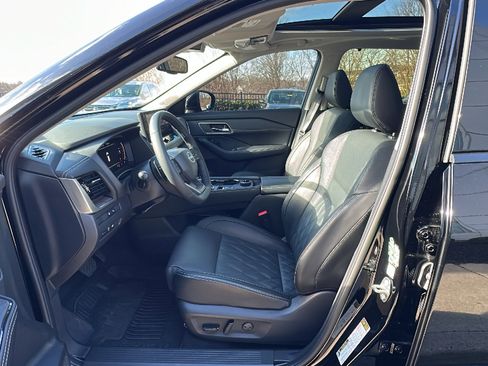 Certified 2025 Nissan Rogue Platinum w/ Platinum Premium Package image 11