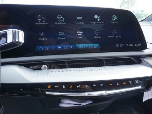 New 2025 Cadillac Optiq Luxury 2 image 19