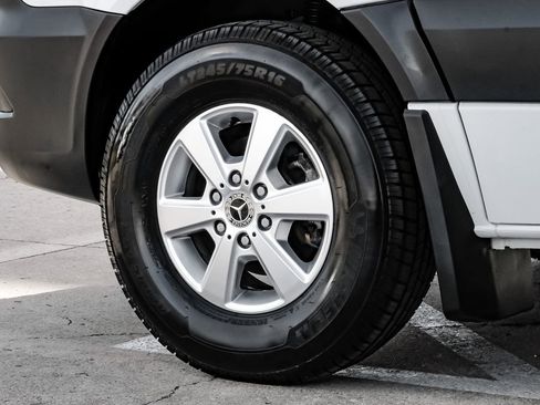 Used 2015 Mercedes-Benz Sprinter 2500 image 42