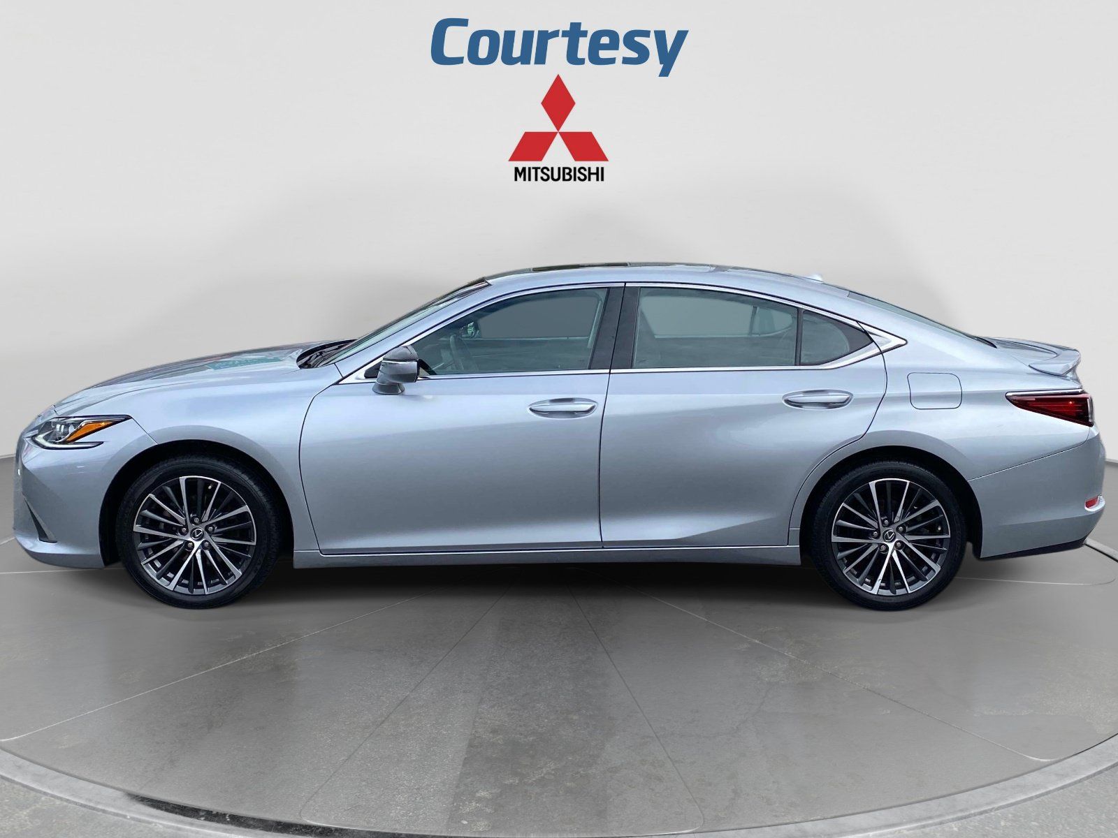 Used 2023 Lexus ES 350 w/ Premium Package FWD image 2