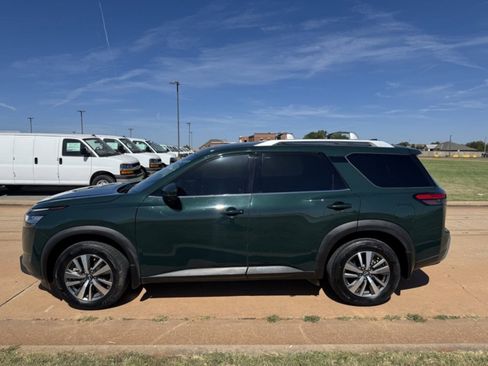 Used 2023 Nissan Pathfinder SL w/ Black Appearance Package image 4