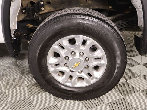 Used 2024 Chevrolet Silverado 3500 LT image 17