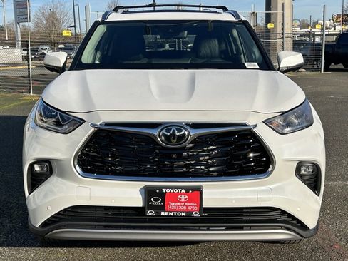 New 2026 Toyota Highlander Platinum image 2