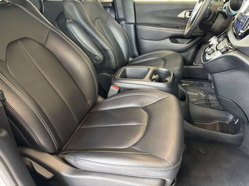 Used 2025 Chrysler Pacifica Select FWD image 35