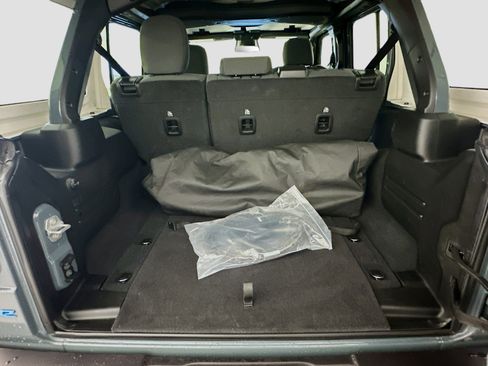 Used 2025 Jeep Wrangler Willys AWD/4WD image 29