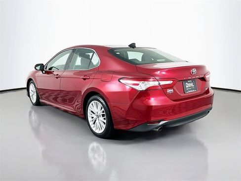 Used 2018 Toyota Camry XLE image 8