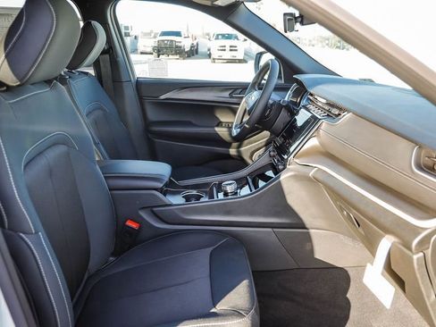 New 2025 Jeep Grand Cherokee L Laredo image 17