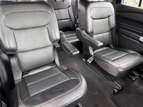 Used 2022 Ford Explorer Limited w/ Equipment Group 301A AWD/4WD image 21