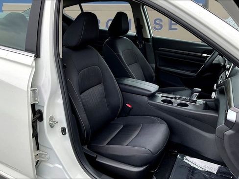 Used 2025 Nissan Altima 2.5 SV FWD image 31