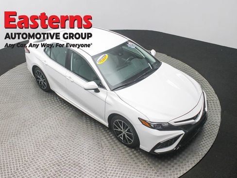 Used 2024 Toyota Camry SE image 3