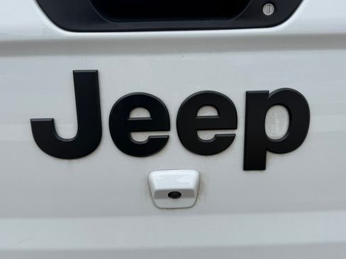 Certified 2025 Jeep Gladiator Sport AWD/4WD image 8