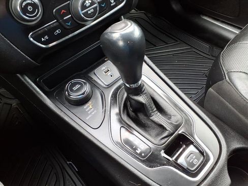 Used 2020 Jeep Cherokee Limited image 25