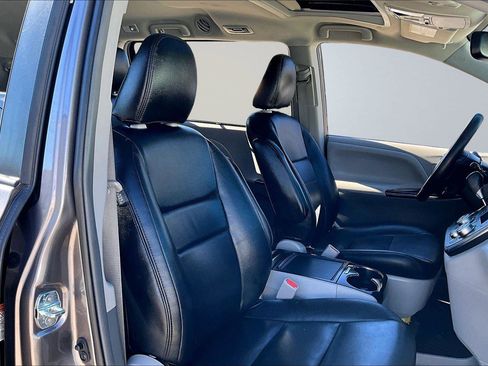 Used 2019 Toyota Sienna XLE image 7