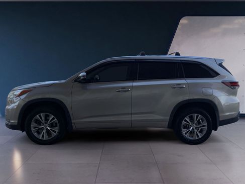 Used 2015 Toyota Highlander XLE FWD image 2