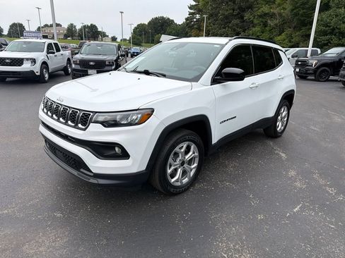 Used 2025 Jeep Compass Latitude AWD/4WD image 7