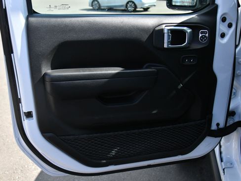 Used 2023 Jeep Wrangler Unlimited Rubicon 4xe w/ Steel Bumper Group image 17