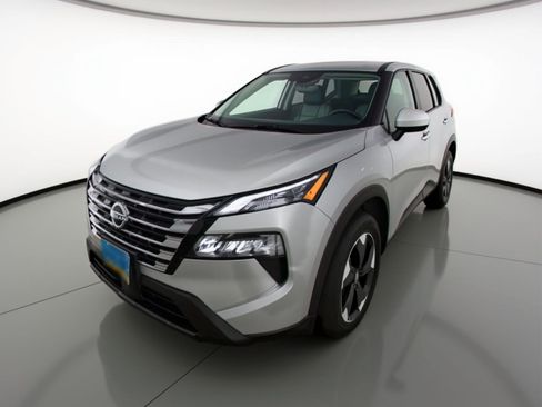 Used 2025 Nissan Rogue SV image 3