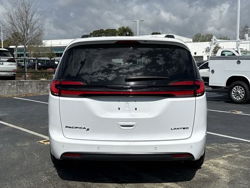 Used 2025 Chrysler Pacifica Limited image 15