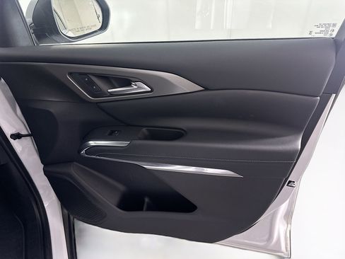 Used 2025 Chevrolet Traverse LT image 32