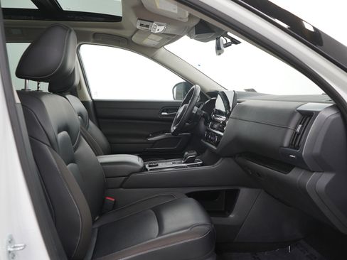 Used 2024 Nissan Pathfinder SL w/ SL Premium Package AWD/4WD image 13