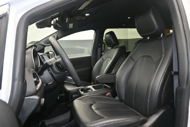 Used 2025 Chrysler Pacifica Select FWD image 9