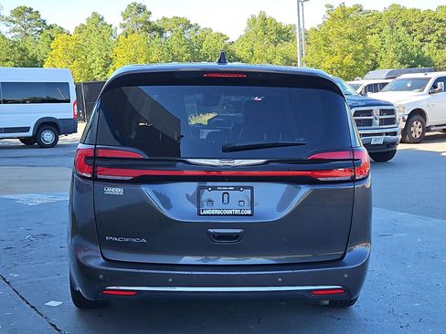 Used 2023 Chrysler Pacifica Touring-L FWD image 6