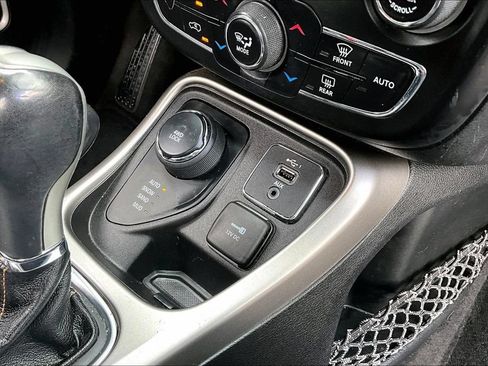 Used 2019 Jeep Compass Latitude w/ Cold Weather Group AWD/4WD image 16