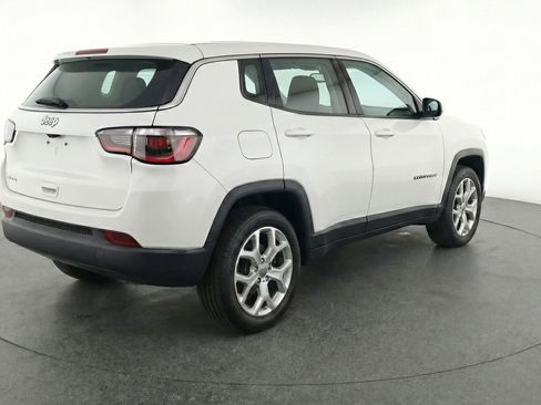 Used 2025 Jeep Compass Latitude AWD/4WD image 9
