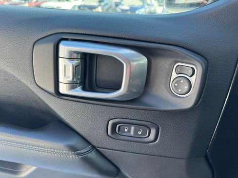 Used 2018 Jeep Wrangler Unlimited Sahara image 22