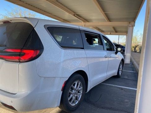 Used 2024 Chrysler Pacifica Touring-L image 3