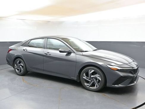 Used 2026 Hyundai Elantra Limited FWD image 7