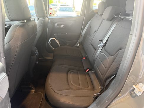 Used 2018 Jeep Renegade Latitude w/ Popular Equipment Group FWD image 29