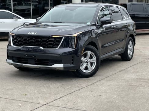 Used 2025 Kia Sorento LX image 9