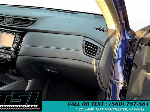 Used 2017 Nissan Rogue SV w/ SV Premium Package image 17