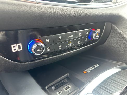 Used 2024 Buick Enclave Premium image 18